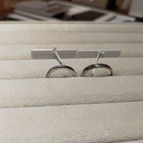 【TRECENTI(トレセンテ)の口コミ】 ダイヤモンドが斜めに入ってるデザインが好みだったのでとても綺麗なもの…