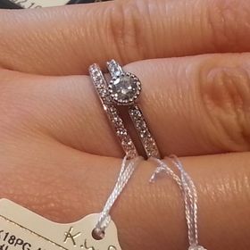 【ケイウノ ブライダル(K.UNO BRIDAL)の口コミ】 中央のダイヤを強調するデザインでサイドのメレダイヤがさらに輝きを加え…