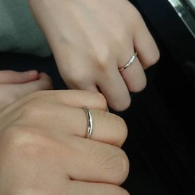 【ラザール ダイヤモンド(LAZARE DIAMOND)の口コミ】 私の指の付け根が斜めに下がっていたので、軽くウェーブのかかったデザイ…