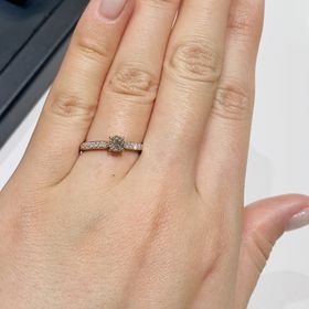 【ラザール ダイヤモンド(LAZARE DIAMOND)の口コミ】 ソリテールタイプではなく周りもキラキラしたデザインのものを探していた…