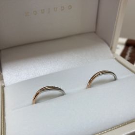 【宝寿堂(ほうじゅどう)の口コミ】 見本にあった柔らかな流線型のデザインを気に入り、2色使い(プラチナとピ…