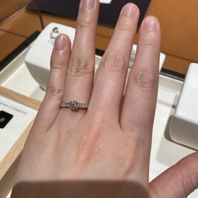 【俄(にわか)の口コミ】 まず俄さんの指輪で驚いたのはどの指輪も指通りが滑らかで指輪をしていて…