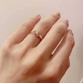 【カルティエ(Cartier)の口コミ】 もともと素材はピンクゴールドのものを探していました。一粒ダイヤのもの…