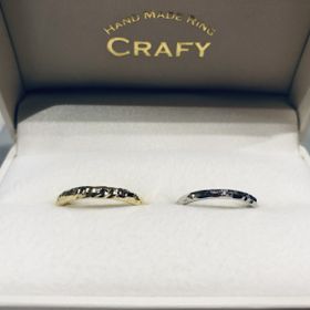 【CRAFY(クラフィ)の口コミ】 2人でお揃いが良く、槌目のデザインにしました。素材はお互い違いますが一…