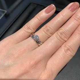 【エクセルコダイヤモンド(EXELCO DIAMOND)の口コミ】 婚約指輪は、ダイヤモンドが引き立つ素敵なデザインで一目惚れしました！…