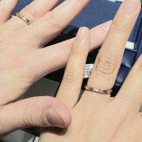 【銀座ダイヤモンドシライシの口コミ】 デザインはシンプルですが、プラチナ×イエローゴールド（ピンクゴー…