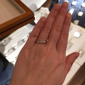 【ROYAL ASSCHER(ロイヤル・アッシャー)の口コミ】 シンプルなプラチナと、ダイヤモンドの美しさが印象的なリングでした。
ダ…