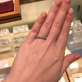 【モニッケンダム(MONNICKENDAM)の口コミ】 ハーフエタニティタイプの結婚指輪で、ダイヤがキラキラ輝いています。
ミ…