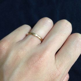 【カルティエ(Cartier)の口コミ】 人気で女性らしいピンクゴールドのリングに、1粒小さいダイヤが入っていま…