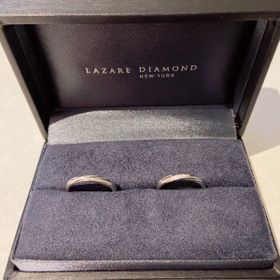 【ラザール ダイヤモンド(LAZARE DIAMOND)の口コミ】 ストレートタイプの指輪をいろいろ試着した結果、斜めにダイヤモンドのラ…