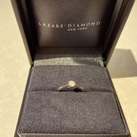 【ラザール ダイヤモンド(LAZARE DIAMOND)の口コミ】 結婚指輪との重ね付けを想定していたので、ストレートタイプでシンプルな…