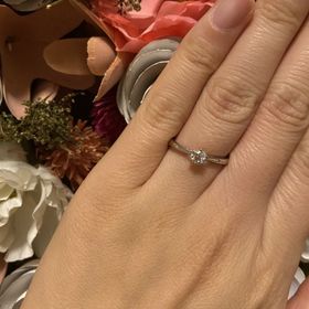 【ラザール ダイヤモンド(LAZARE DIAMOND)の口コミ】 今まで見てきたものより石座の位置が高いため、横から見た時に婚約指輪単…