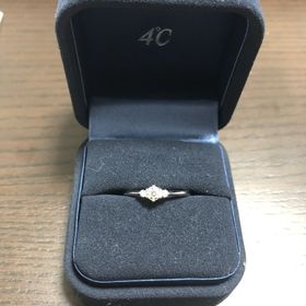 【4℃ BRIDAL(ヨンドシーブライダル)の口コミ】 指輪のデザインとダイヤの輝きにに惹かれました。ダイヤの個数やカラット…
