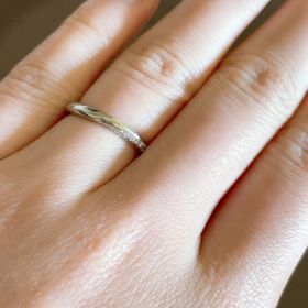 【4℃ BRIDAL(ヨンドシーブライダル)の口コミ】 婚約指輪と一緒に着けたかったのでシンプル＋細めの結婚指輪を選びました…