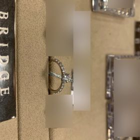 【ANTWERP BRILLIANT(アントワープブリリアント)の口コミ】 センターの大きなダイヤモンドの輝きを重視して似たようなデザインを試着…