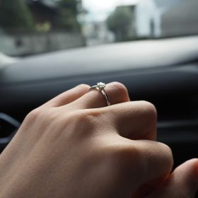 【ラザール ダイヤモンド(LAZARE DIAMOND)の口コミ】 ダイヤモンドの輝きが綺麗で気に入っています。シンプルなデザインですが…