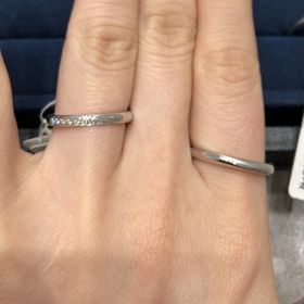 【4℃ BRIDAL(ヨンドシーブライダル)の口コミ】 左右対称じゃない個性的なデザインに惹かれました。
お揃いのラインで、男…