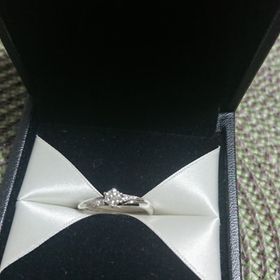 【エクセルコダイヤモンド(EXELCO DIAMOND)の口コミ】 左下から右上にかけて、流れ星のように煌めくラインが、センターダイヤモ…