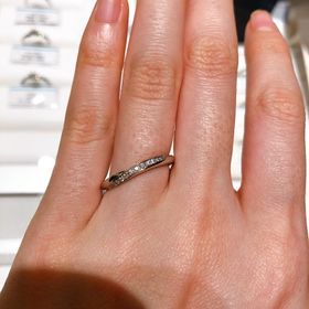 【銀座ダイヤモンドシライシの口コミ】 ウェーブ型で、斜めにダイヤモンドが入っているでざいんです。素材はプラ…