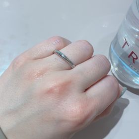 【TRECENTI(トレセンテ)の口コミ】 サイドがダイヤでセンターがシンプルなデザインがあまり見たことがなく、…