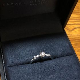【ラザール ダイヤモンド(LAZARE DIAMOND)の口コミ】 お出かけの時にも付けられるように0.25ctにしました。左右にメレダイヤが…