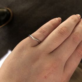 【Flowaves(フロウェーブス)の口コミ】 細身で、ゆるやかな曲線が美しいです。
ダイヤモンドもささやかで主張しす…