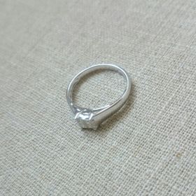 【gem clover(ジェムクローバー)の口コミ】 滑らかに隆起したヘッドのデザインと四つ置かれた石のドットのようなデザ…