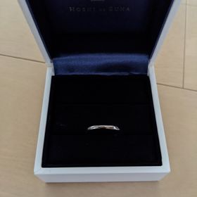 【HOSHI no SUNA 星の砂(ほしのすな)の口コミ】 指輪の太さが細くきれいに映ったので決めました。ペアで同じブランドのモ…