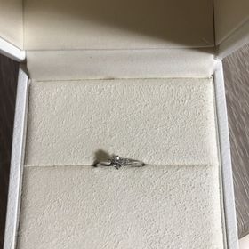 【Promise Ring(プロミスリング)の口コミ】 左右非対称のデザイン。フォルムは華奢な見た目でゴツゴツしていないので…