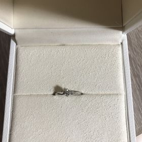 【Promise Ring(プロミスリング)】の口コミ 左右非対称のデザイン。フォルムは華奢な見た目でゴツゴツしていないのでと...