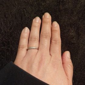 【JEWELRY  KAMATA(ジュエリーかまた)の口コミ】 他社で斜めにメレダイヤが埋め込まれたデザインを試着して気に入り、色々…