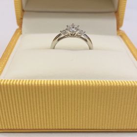 【ケイウノ ブライダル(K.UNO BRIDAL)の口コミ】 相談している時に、色々とデザイン図を提案してくれ、またデザインの意味…