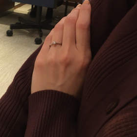 【銀座ダイヤモンドシライシの口コミ】 プラチナかゴールドで迷いました。ゴールドもキレイでしたが、婚約指輪と…