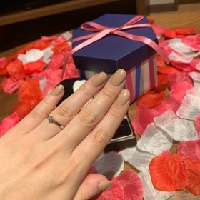 【アイプリモ(I-PRIMO)の口コミ】 シンプルでいて、しっかりしたダイヤがついていて華やか。私の相手は普段…