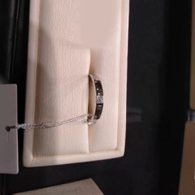 【ジュエリーツツミ(JEWELRY TSUTSUMI)の口コミ】 モダンなフォルムですっきりとしたデザインが上品な印象なので気に入りま…