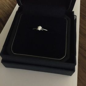 【銀座ダイヤモンドシライシの口コミ】 指輪のデザインは、シンプルで可愛らしいものを探していました。
こちらの…
