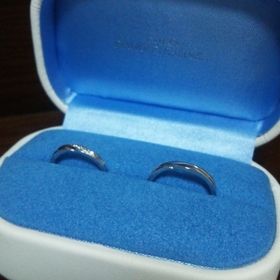 【銀座ダイヤモンドシライシの口コミ】 婚約指輪は違う商品ですが、そちらと重ねてセットリング風になるのがこち…