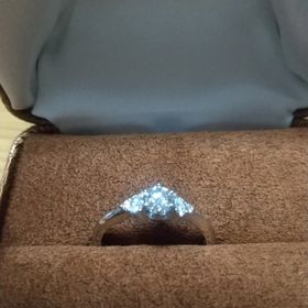 【COEUR D'OR(クゥドール)の口コミ】 結婚指輪と一緒に付けたかったので、ストレートタイプにしました。
真ん中…