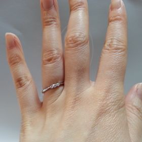 【銀座ダイヤモンドシライシの口コミ】 シンプルでダイヤも小ぶりですがちゃんとキラキラ輝いています。ダイヤが…