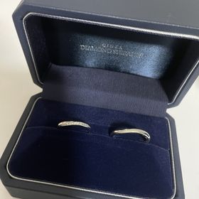 【銀座ダイヤモンドシライシの口コミ】 いろいろな種類の指輪を試着しました。つけ心地がよいウェーブの形の中か…