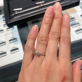 【ラザール ダイヤモンド(LAZARE DIAMOND)の口コミ】 シンプルな1粒ダイヤのエンゲージリングなので、マリッジリングとの重ね付…