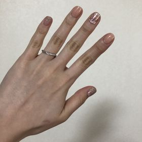 【銀座ダイヤモンドシライシの口コミ】 仕事でもつけたいため、ダイヤが大きすぎないもの。
太めのデザインだと、…