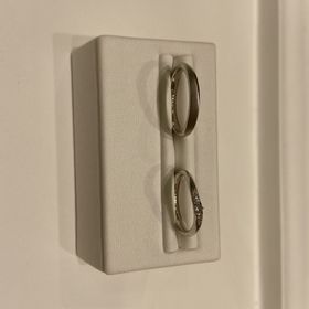 【festaria VOYAGE(フェスタリア ボヤージュ)の口コミ】 男性用はシンプルで、マット加工されています。女性用はウェーブで、中央…