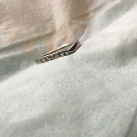 【ROYAL ASSCHER(ロイヤル・アッシャー)の口コミ】 先に購入した婚約指輪と重ね付けをしたかったため、同じくロイヤルアッシ…