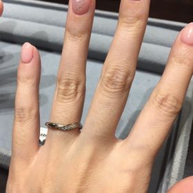 【ケイウノ ブライダル(K.UNO BRIDAL)の口コミ】 シンプルな中にもデザインがあって華やかです。私の指にはVデザインが似合…