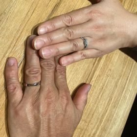 【AFFLUX(アフラックス)の口コミ】 指輪言葉がありまず、指輪のデザインを決めました。
その後、指にはめてキ…