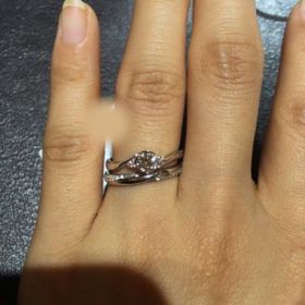 【TRECENTI(トレセンテ)の口コミ】 花をモチーフにしたフローラというエンゲージリングが可愛らしく、エンゲ…