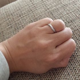 【BRIDGE(ブリッジ)の口コミ】 指が短いのでなかなか似合うリングが見つからず。試着した時に一番しっく…