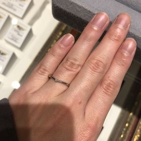 【銀座ダイヤモンドシライシの口コミ】 Vラインの指が細く見える指輪です。ダイアモンドの位置もあり、ハートのよ…