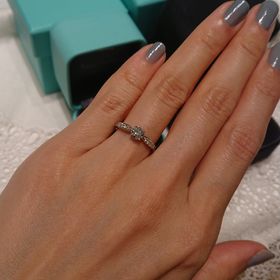 【ティファニー(Tiffany & Co.)の口コミ】 センターのダイヤモンドに向けて細くなっているお洒落なデザインです。
ま…